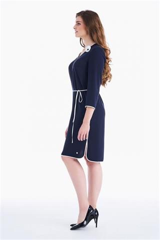 Prosta sukienka z lamówką i broszką 58104 - 217551