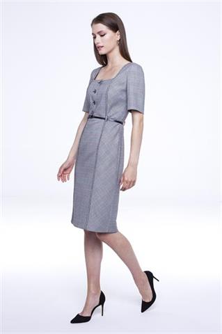 Prosta sukienka z dekoltem karo 58125 - 218871