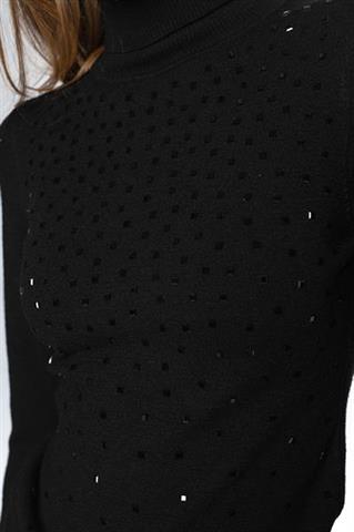 Dzianinowy sweter z golfem i ozdobną aplikacją 58153 - 220381