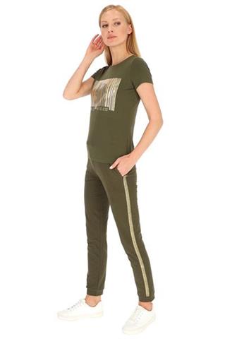 Oliwkowy t-shirt ze złotym nadrukiem 58503 - 324171