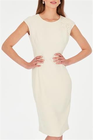 Kremowa sukienka o dopasowanym kroju 58841 - 391631