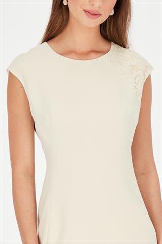 Kremowa sukienka o dopasowanym kroju 58841 - 391641