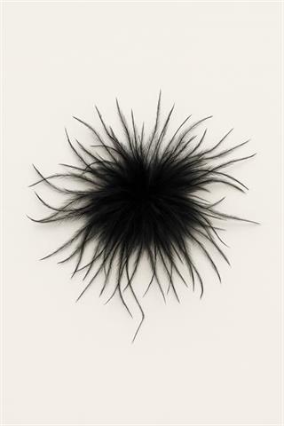 Czarna broszka damska z piór 87544 - 652761