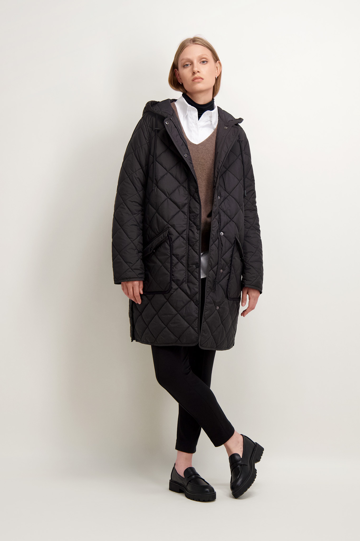 Czarny pikowany płaszcz z kapturem 86585