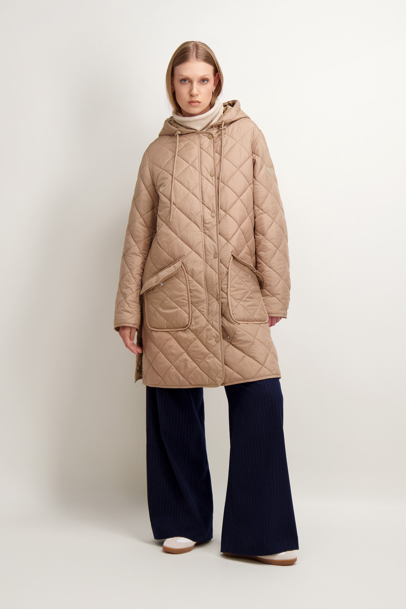 Beżowy pikowany płaszcz z kapturem 86586