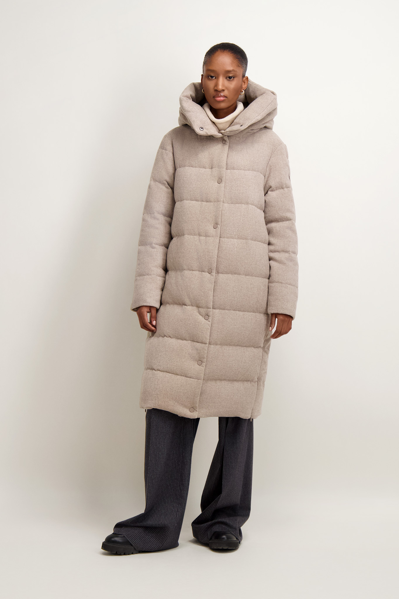 Beżowy puchowy płaszcz damski z wełną 86580