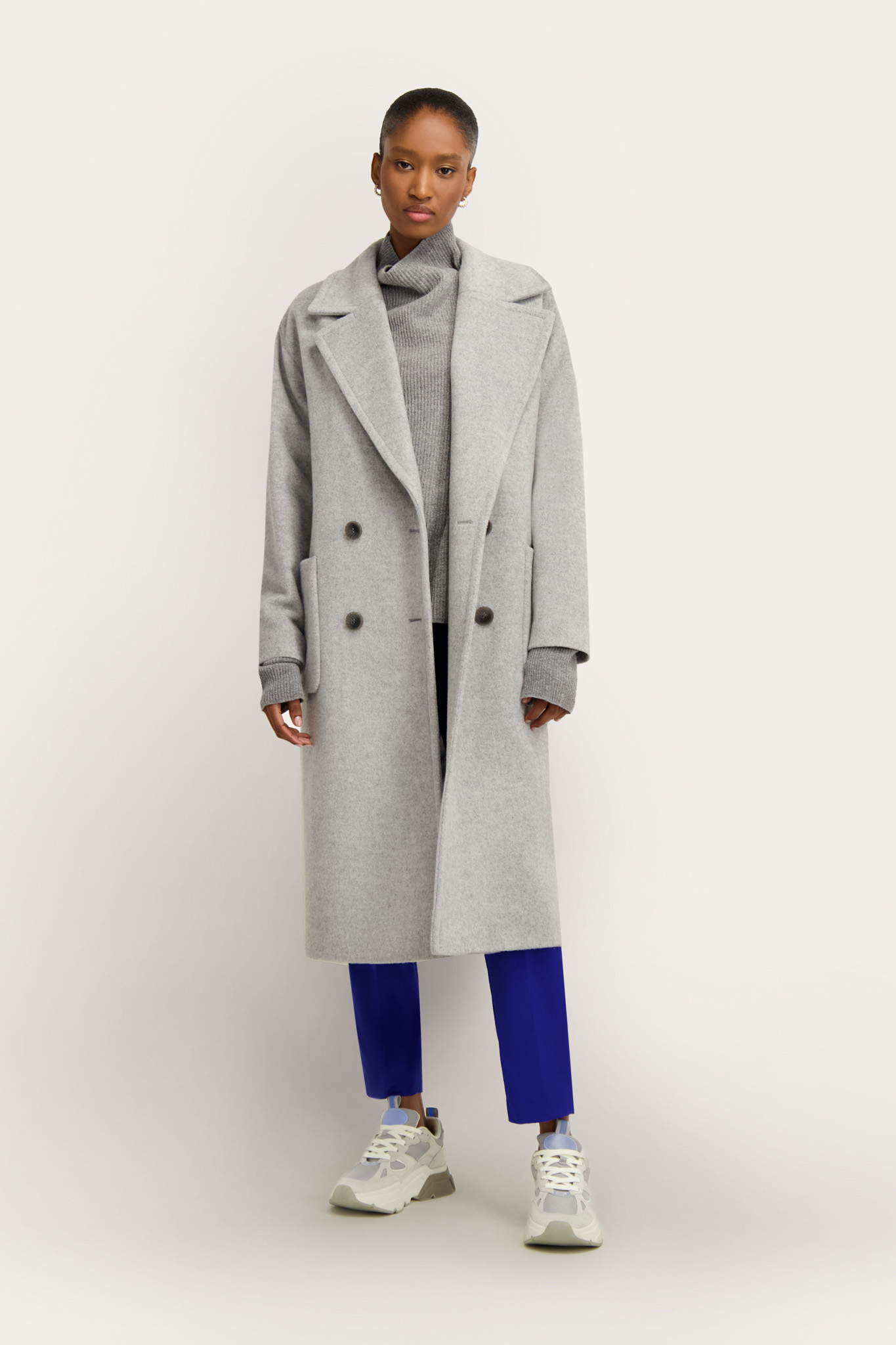 Jasnoszary elegancki płaszcz z wełny 86644