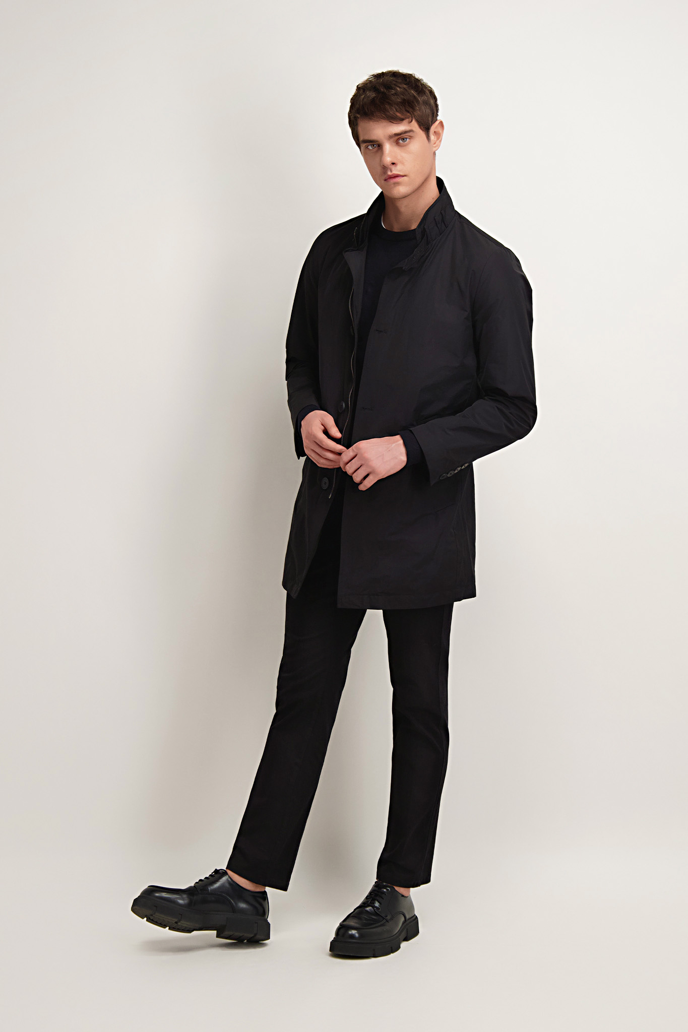 Czarny jednorzędowy płaszcz 13132