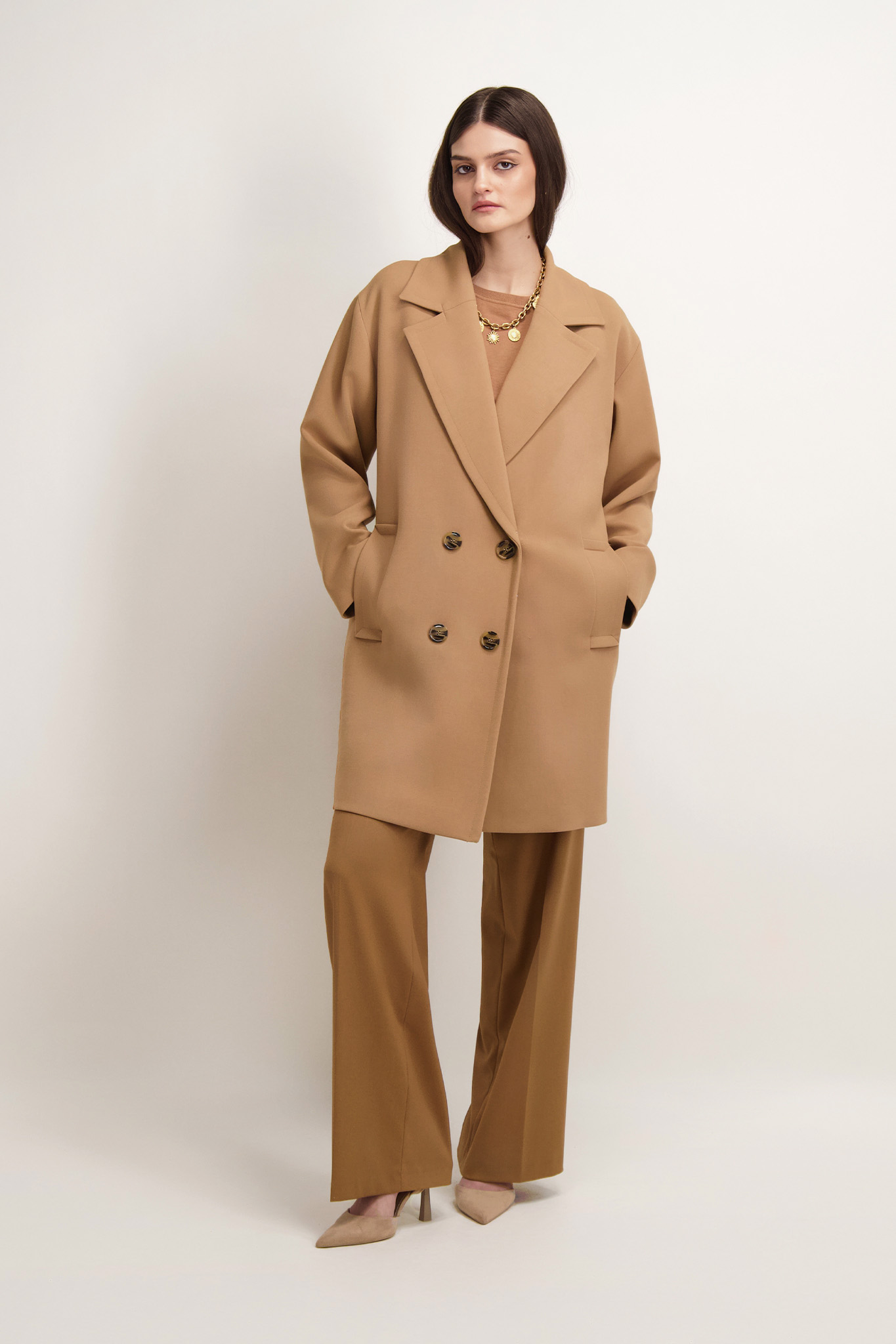 Ciemnobeżowy płaszcz damski 86911