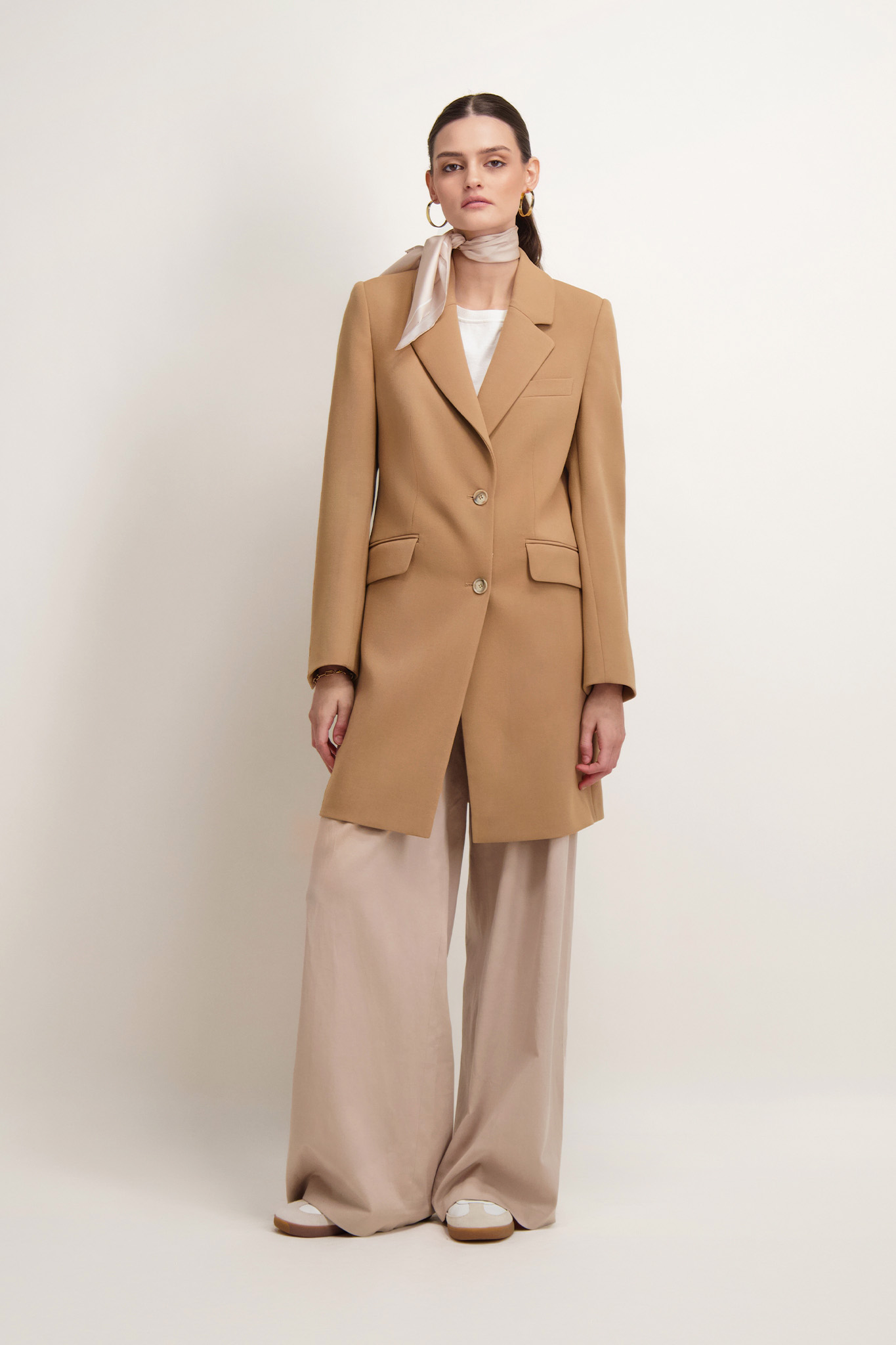 Ciemnobeżowy płaszcz damski 86913