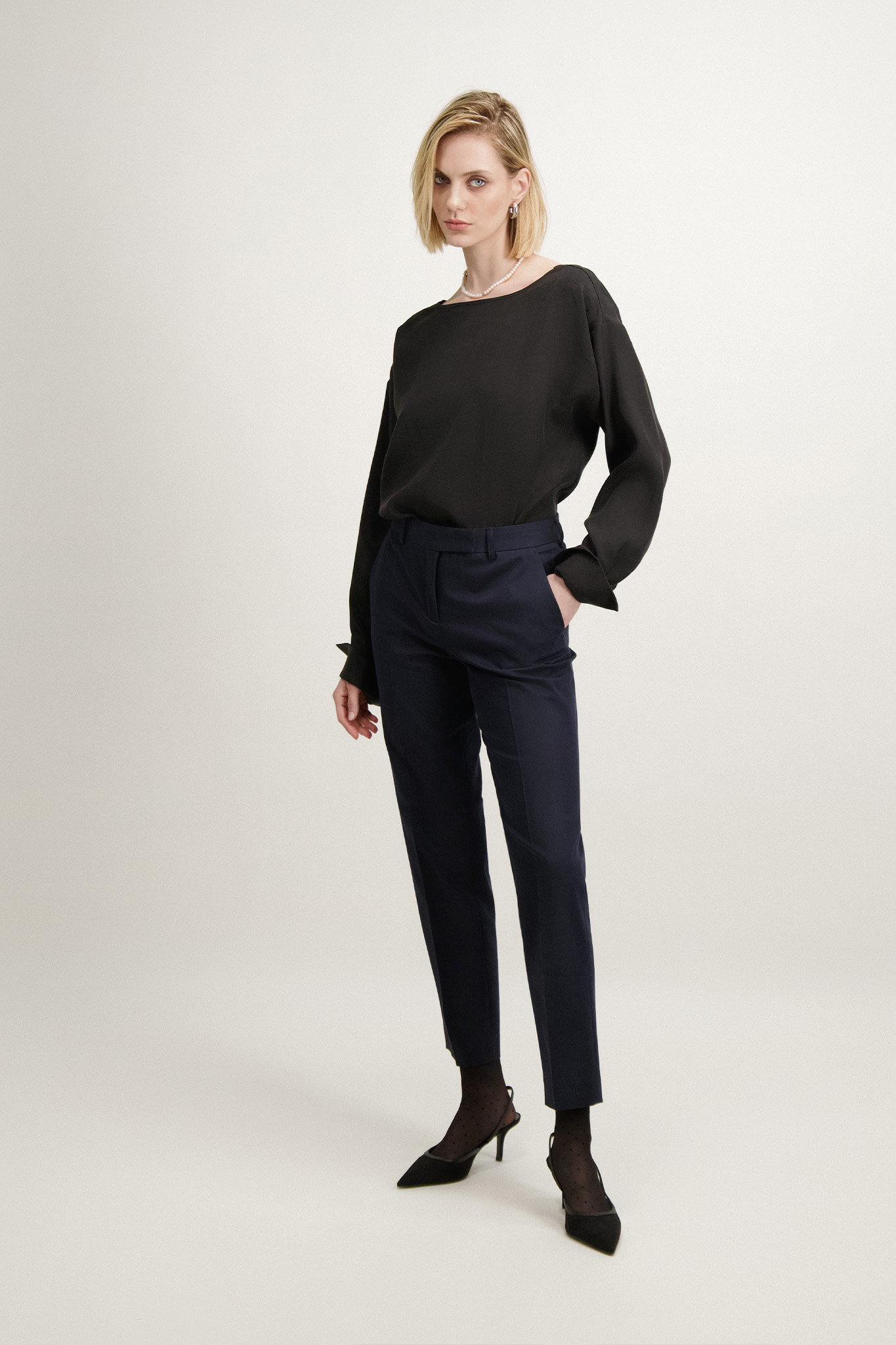 Granatowe spodnie damskie 86907