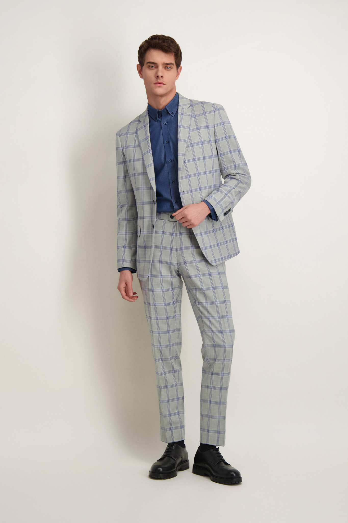 Szary garnitur męski w granatową kratkę 35350