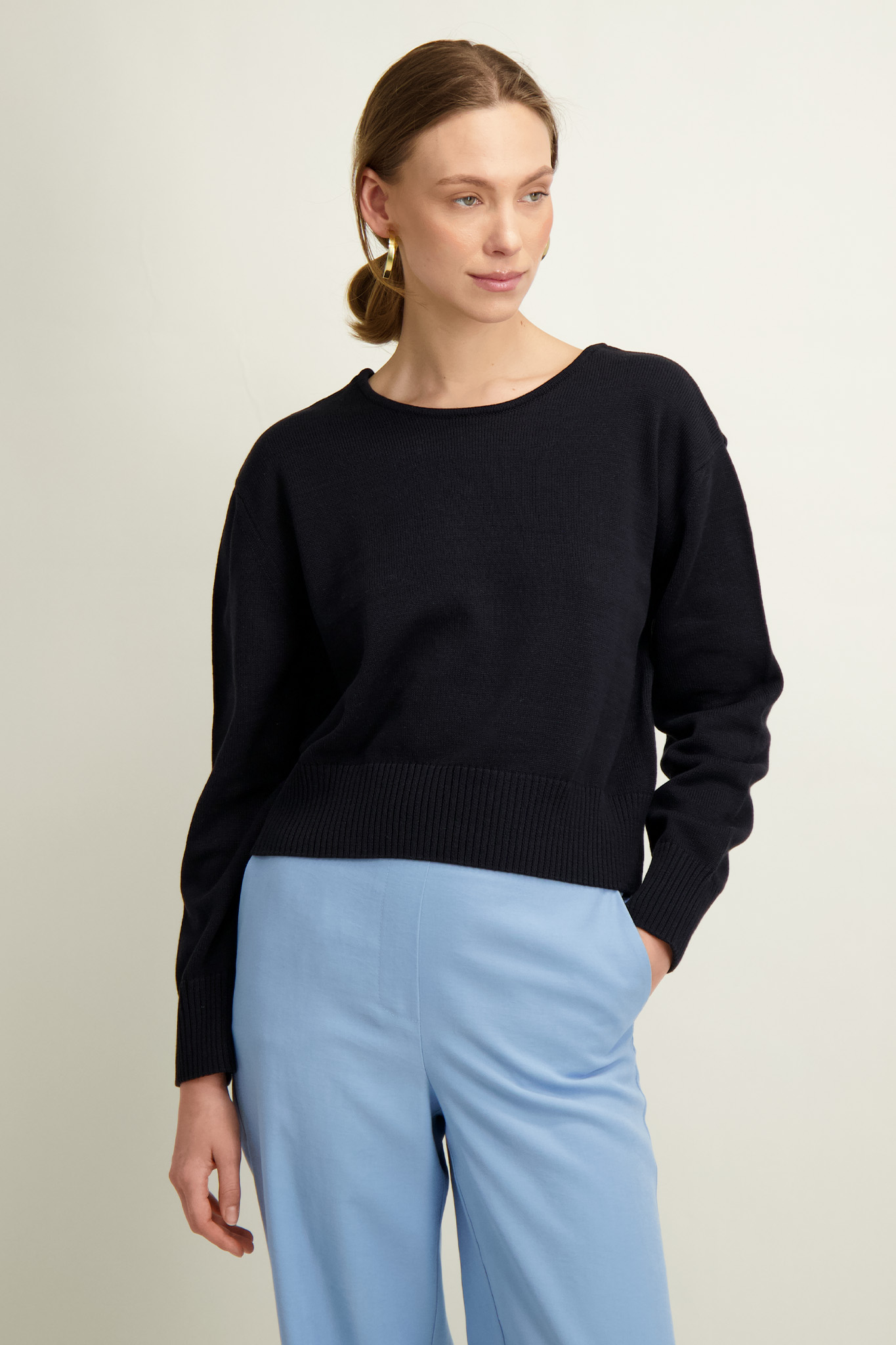 Czarny bawełniany sweter damski 87000