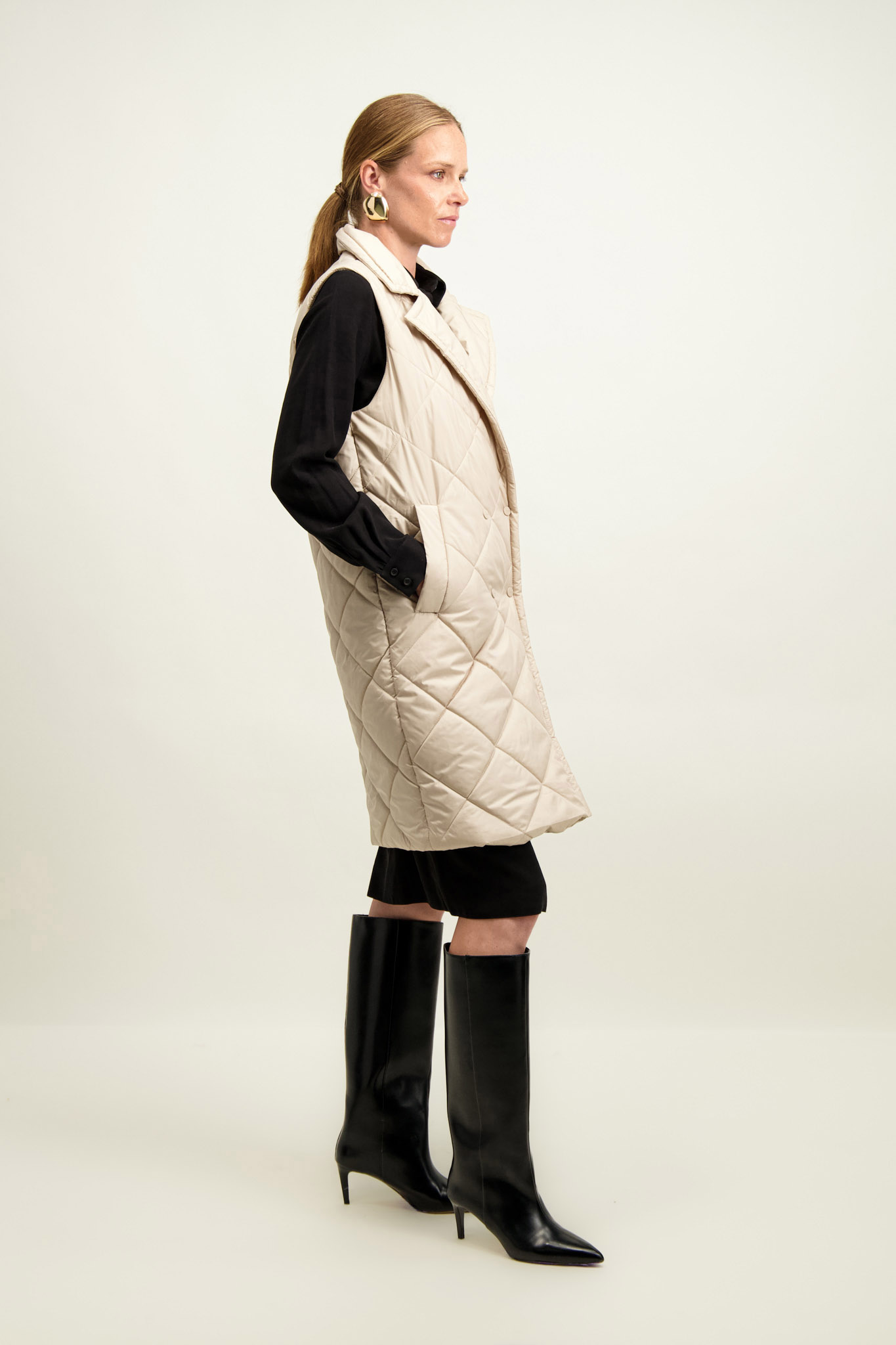 Kremowy pikowany bezrękawnik 86858