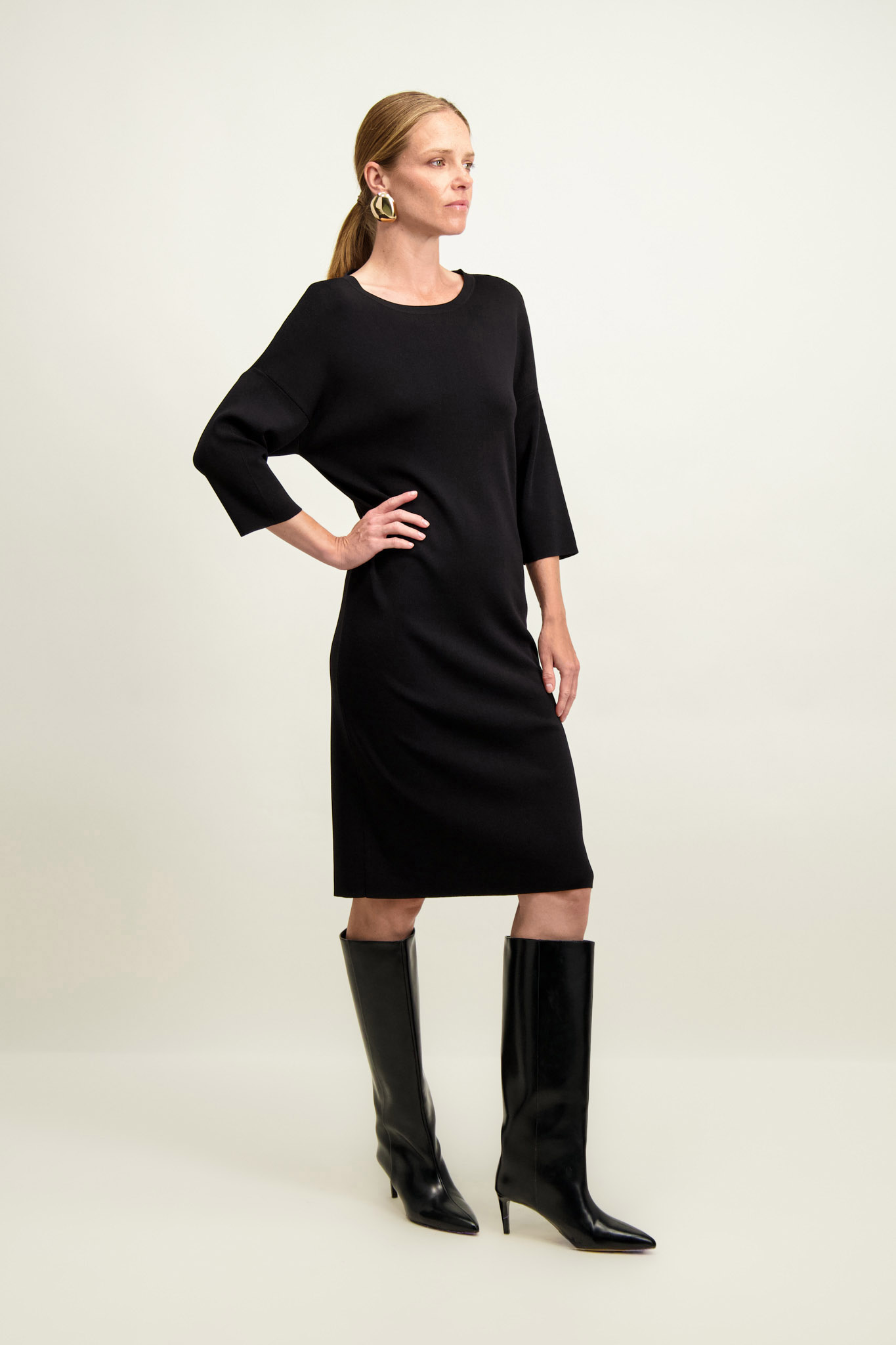 Czarna sukienka o prostym kroju 87128