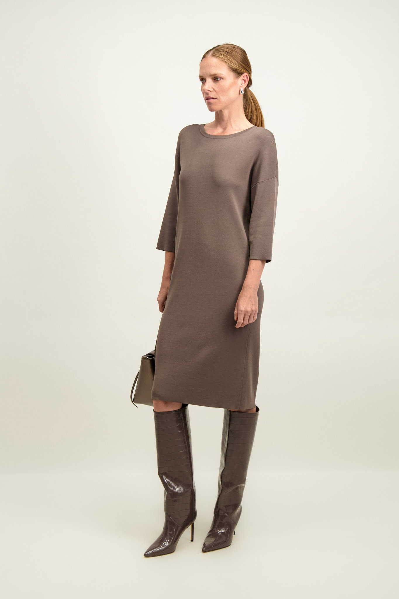 Brązowo-szara sukienka o prostym kroju 87129