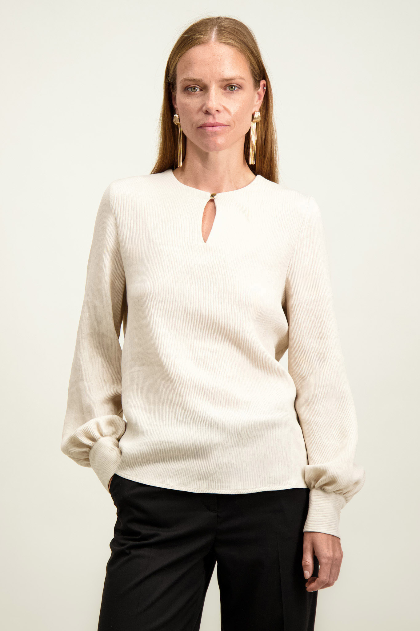 Beżowa bluzka damska z ozdobnym rozcięciem 87174