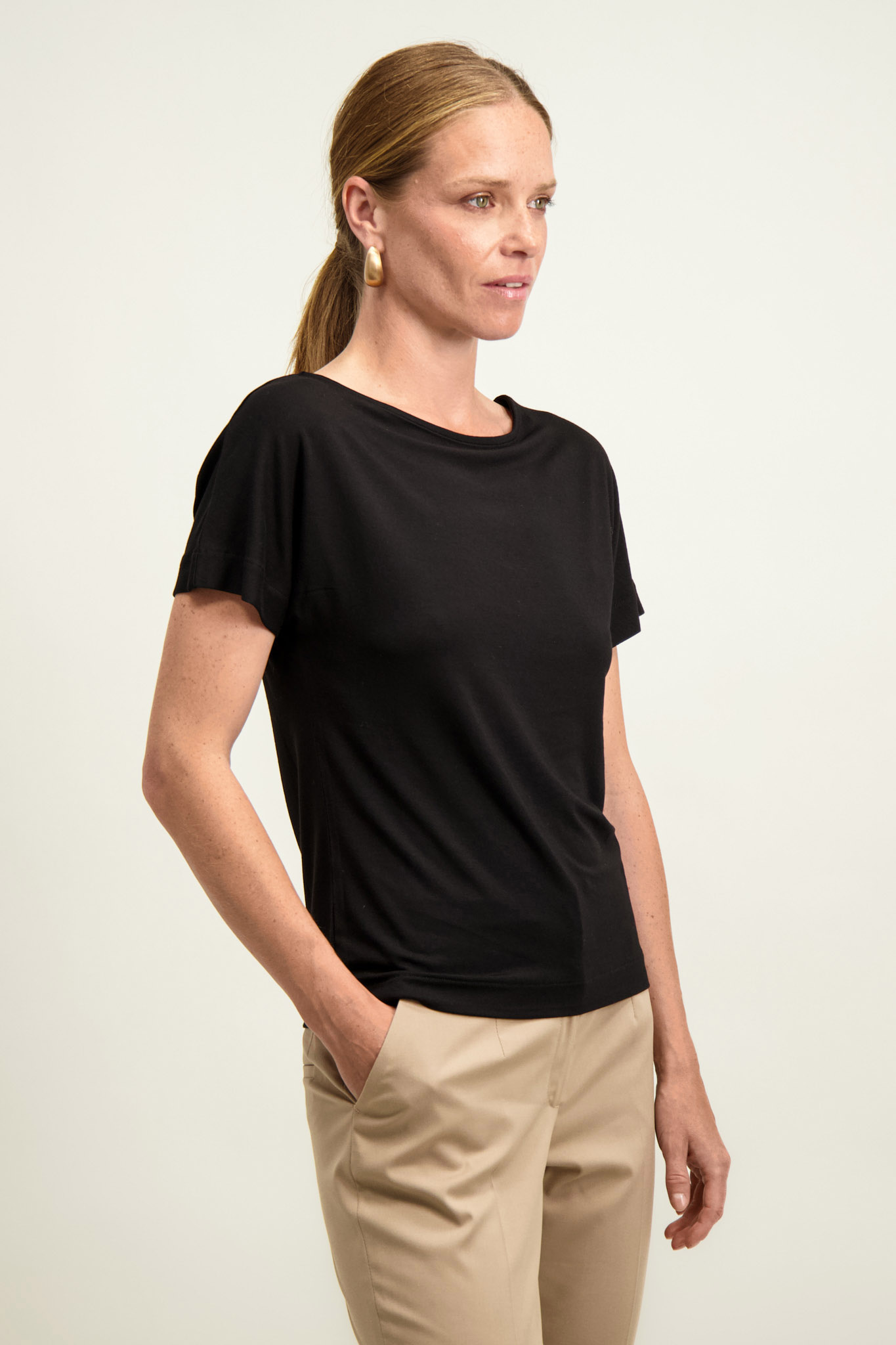 Czarna bluzka damska z krótkim rękawem 87079