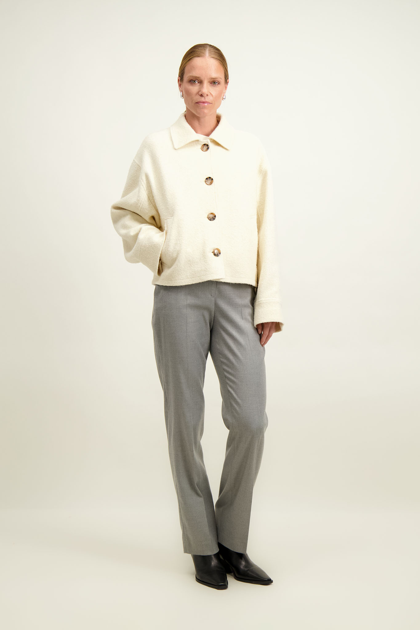 Damska kurtka w kolorze ecru z dużymi guzikami 87113