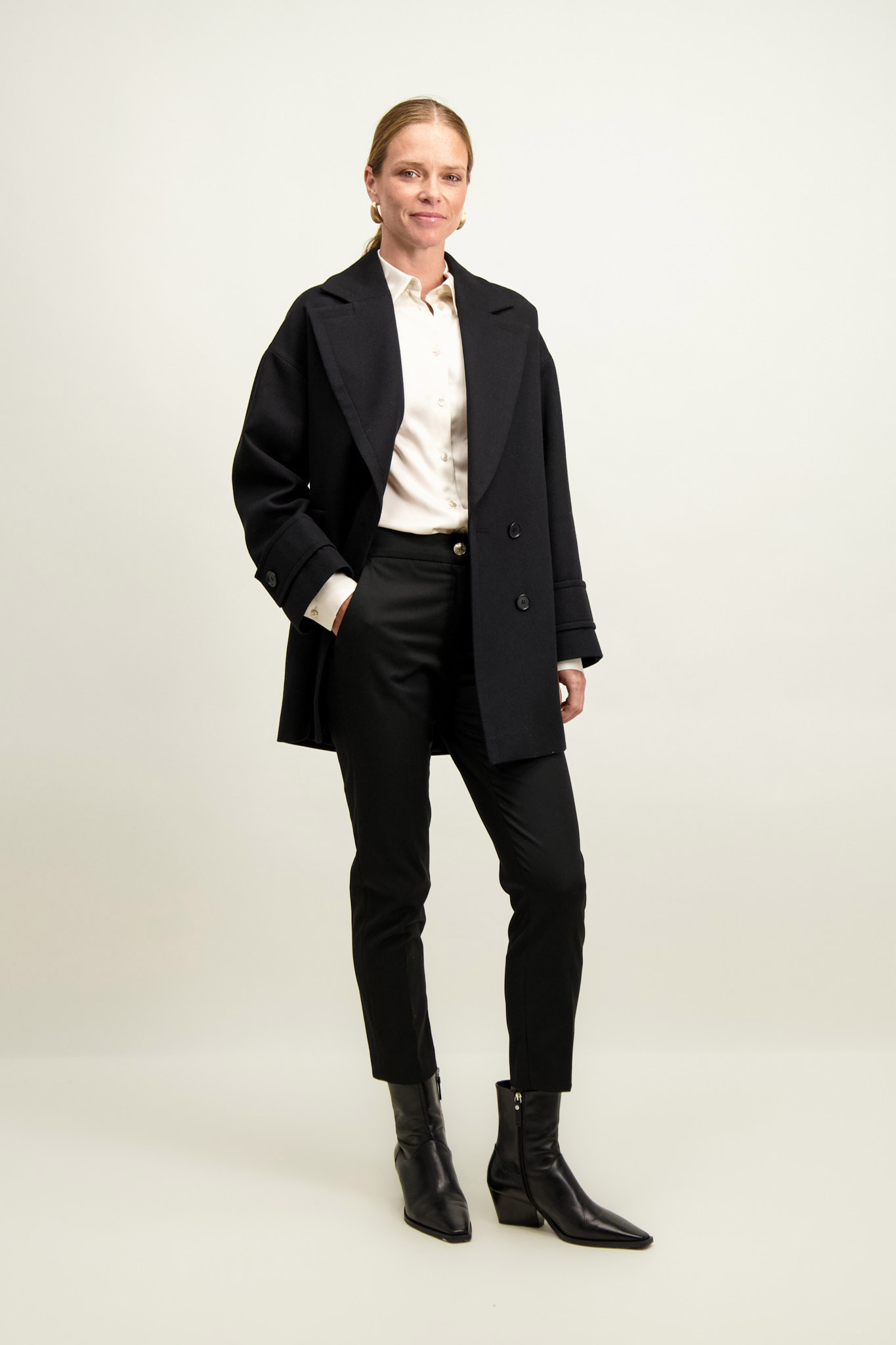 Czarny dwurzędowy płaszcz damski 87103