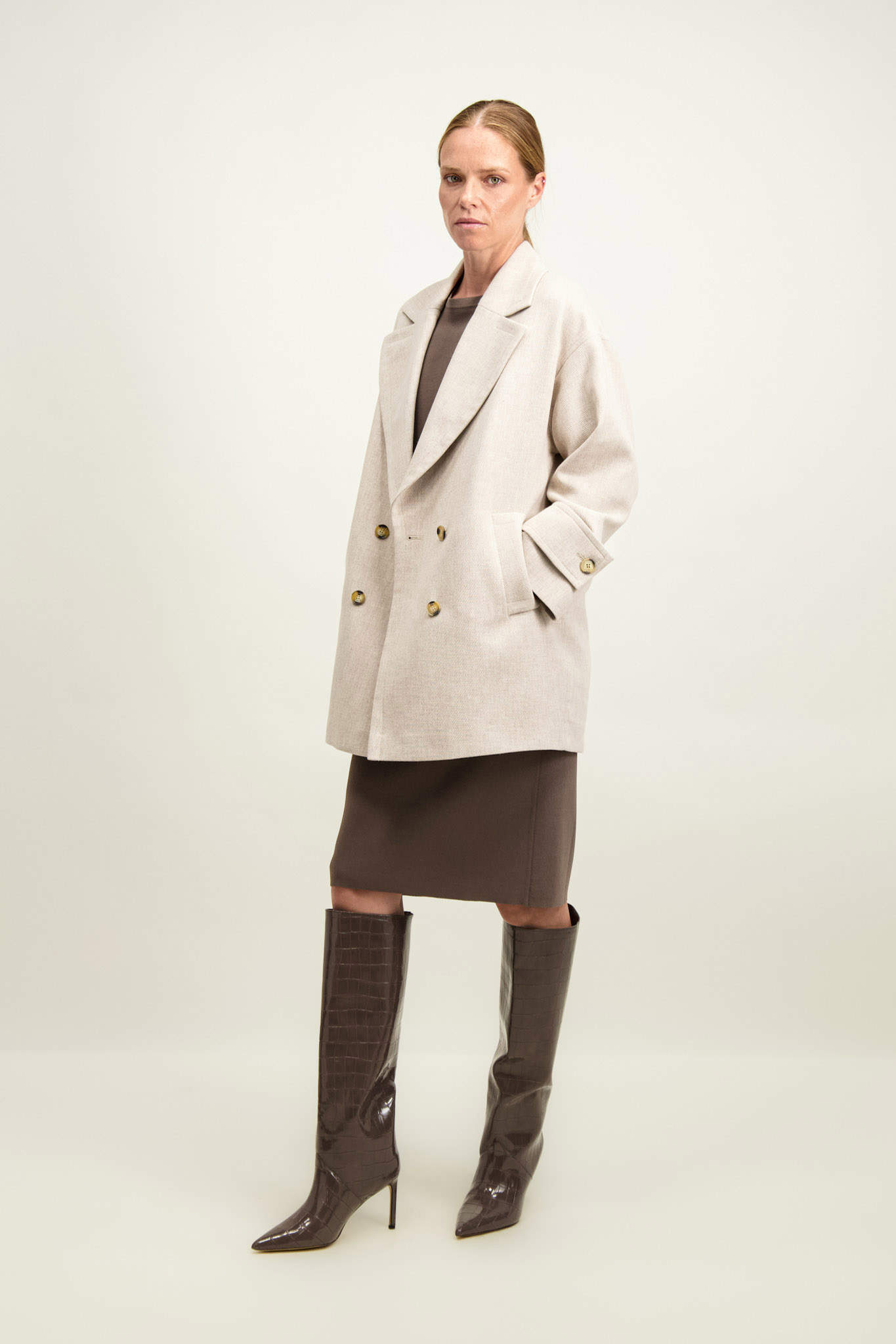 Beżowy dwurzędowy płaszcz damski 87102