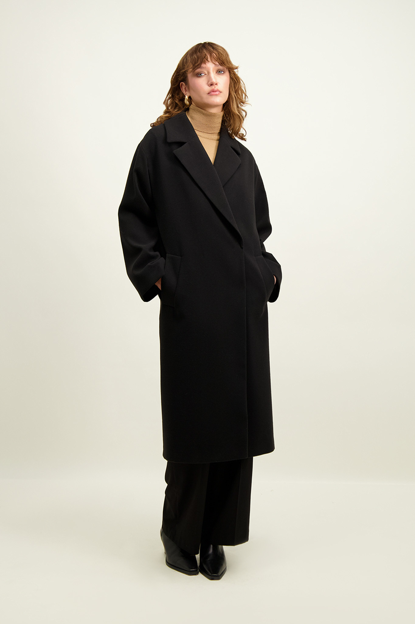 Czarny płaszcz damski 87100