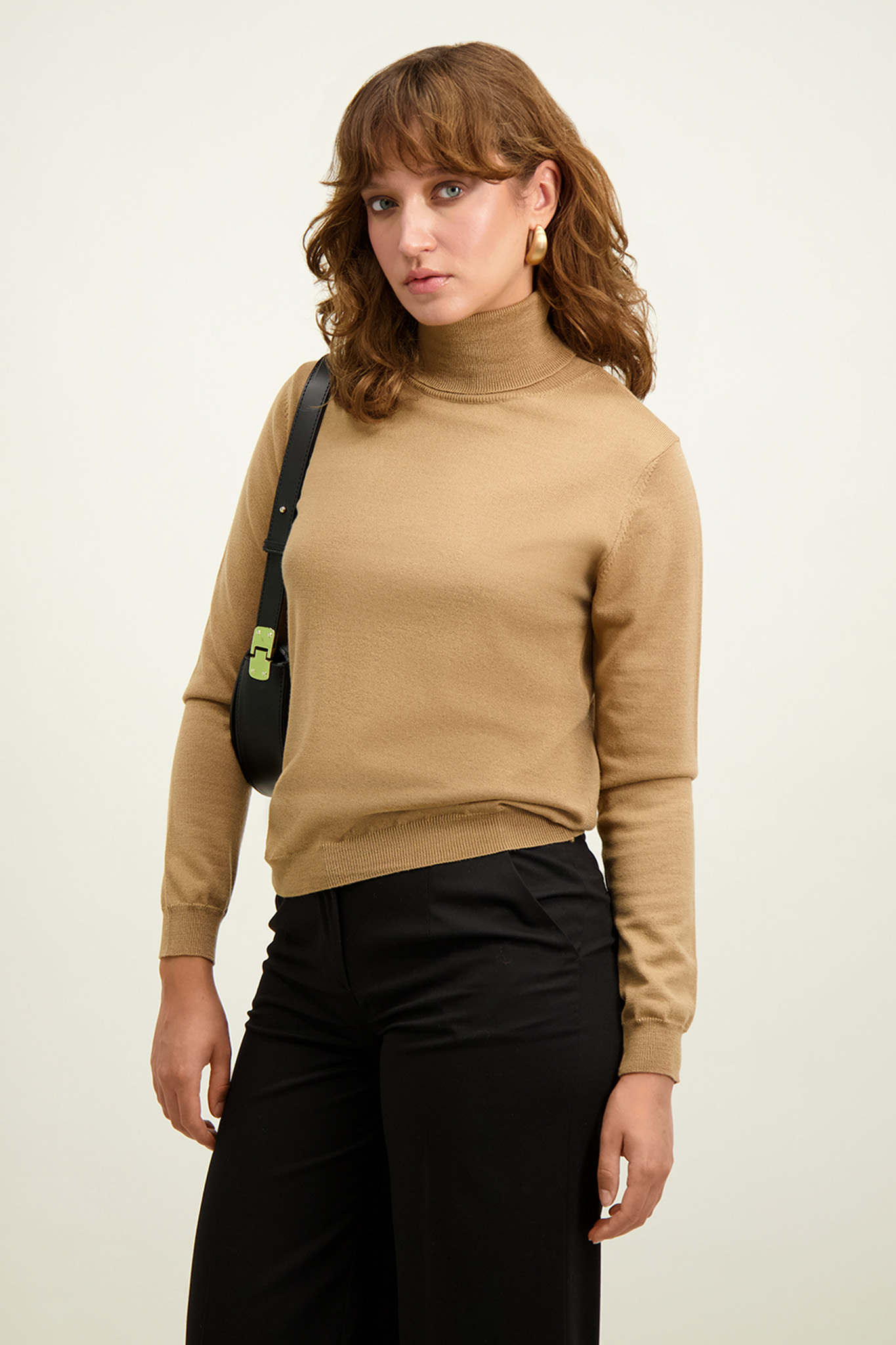 Beżowy golf damski z wełny merino 87117