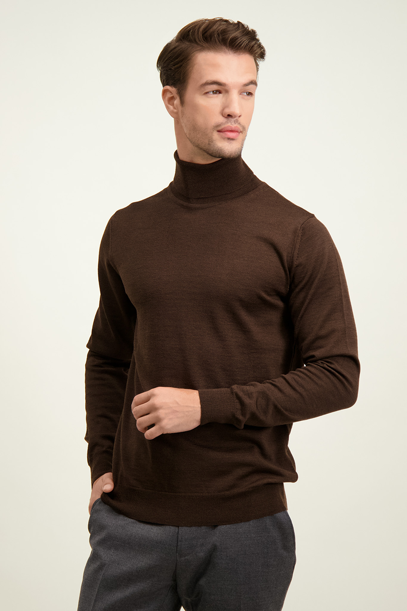 Brązowy golf męski z wełny merino 74298