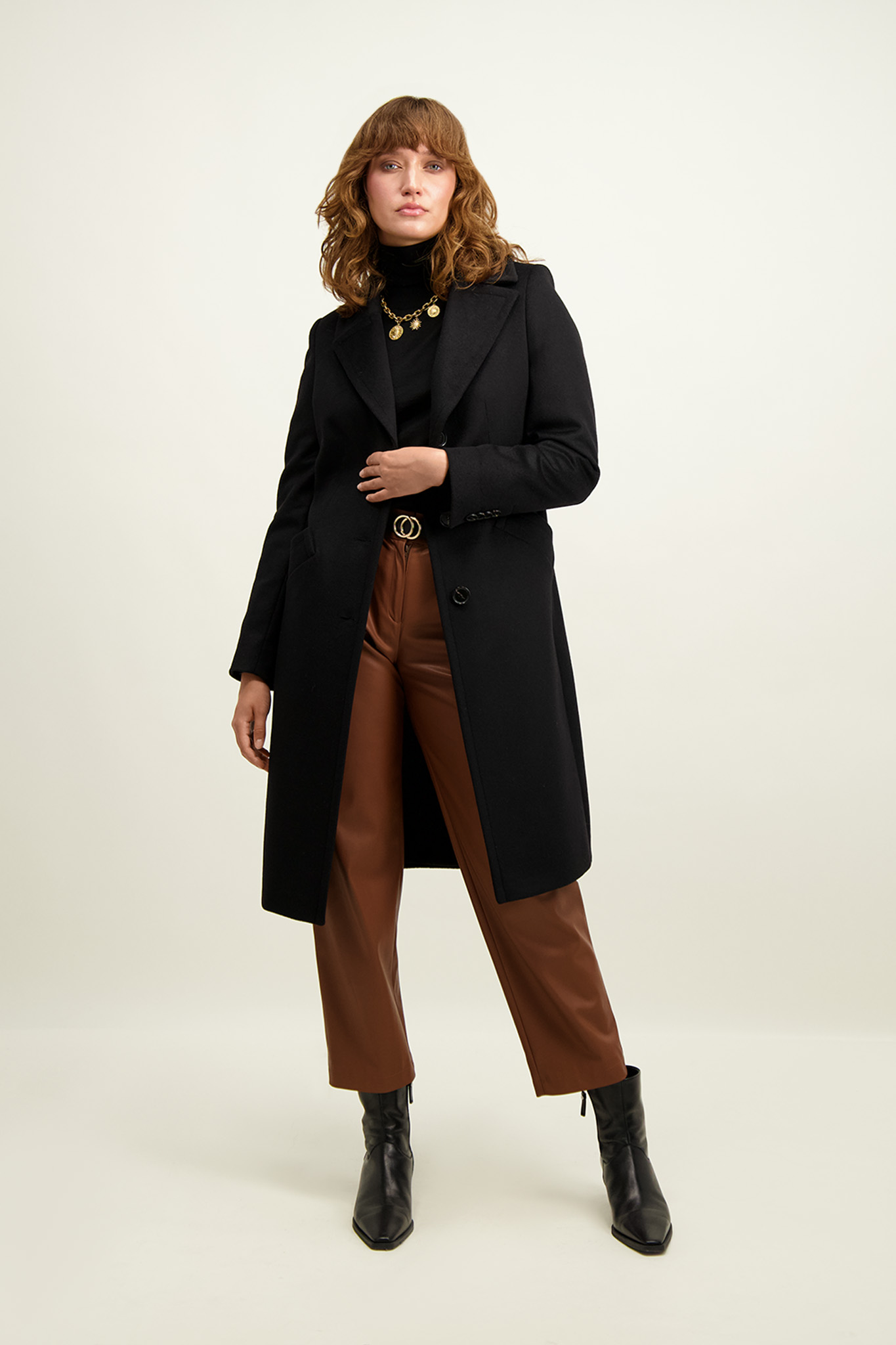 Czarny płaszcz damski z wełną 87107