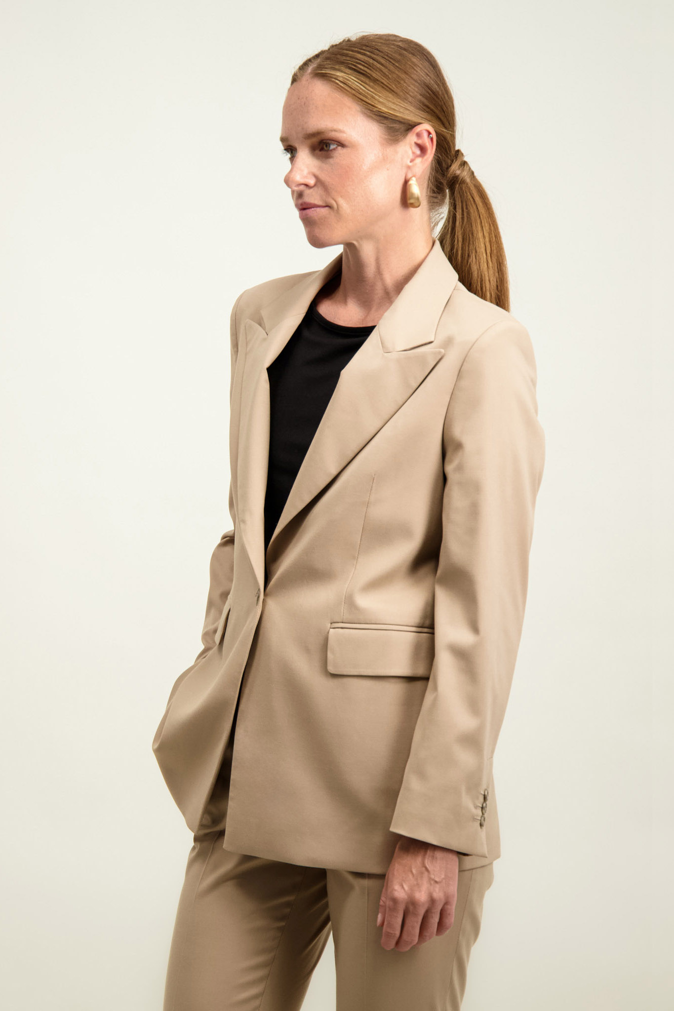 Jednorzędowa beżowa marynarka damska 87181