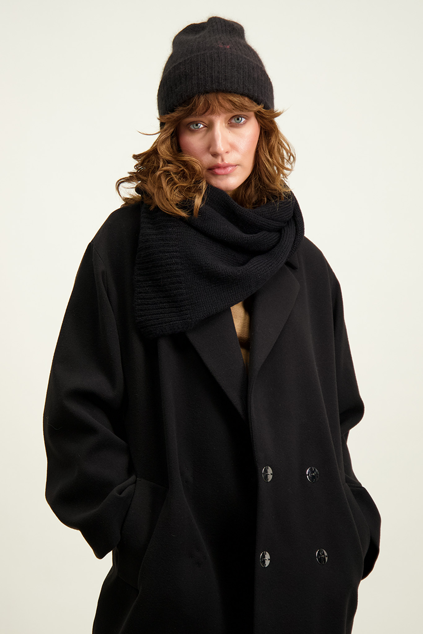 Czarny szal damski z wełną merino 87143