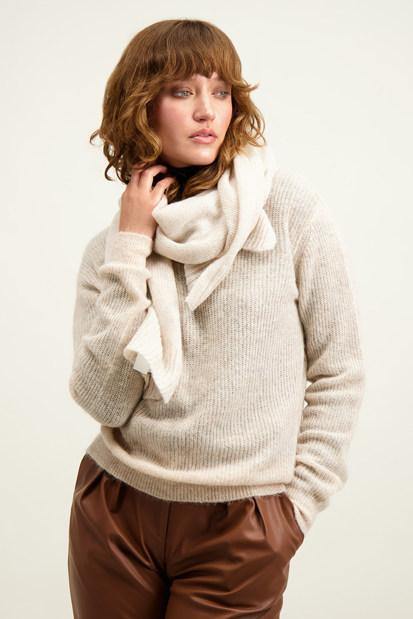 Szal damski z wełną merino w kolorze ecru 87147