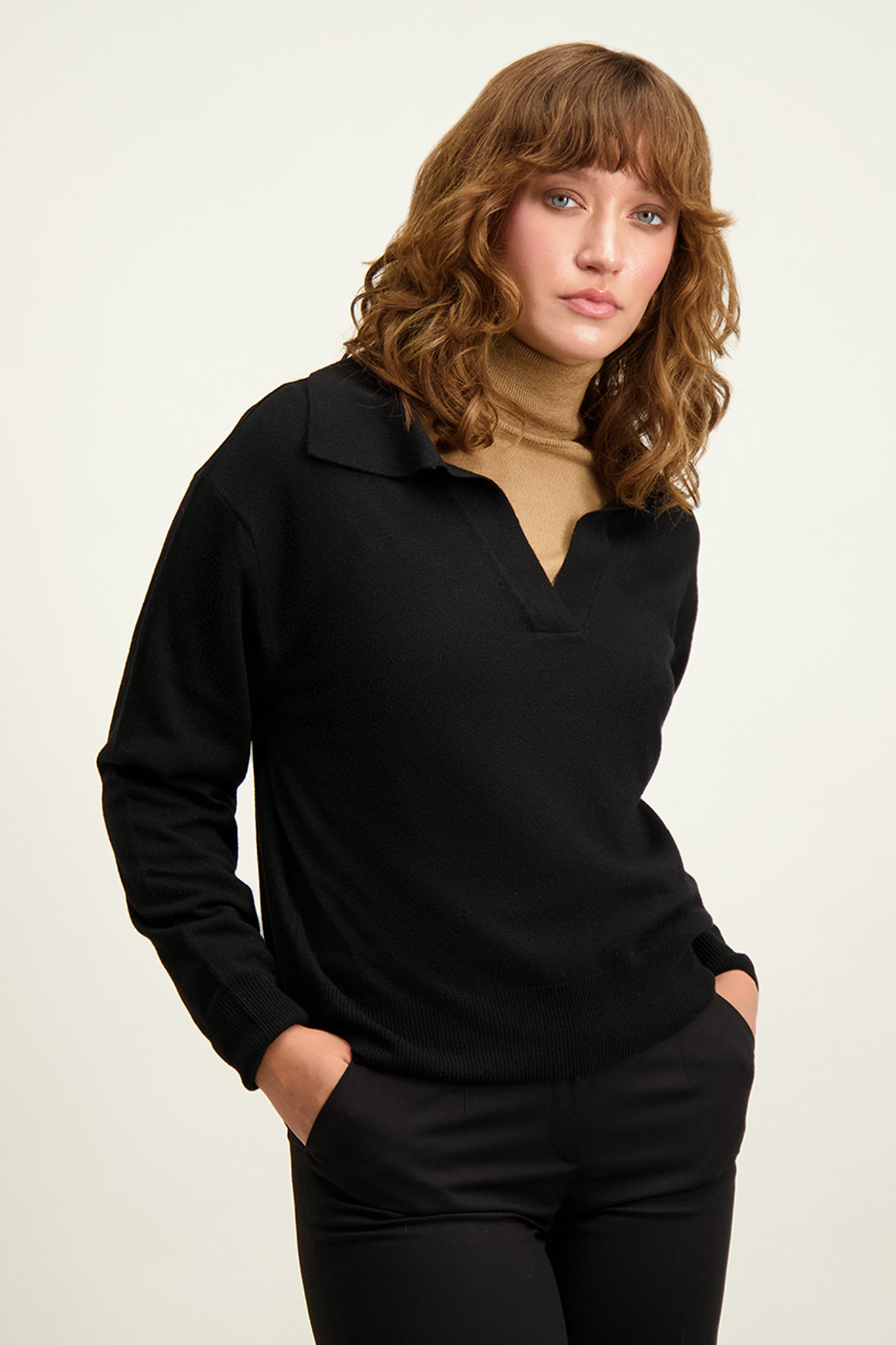 Czarny sweter damski z wełną merino 87121