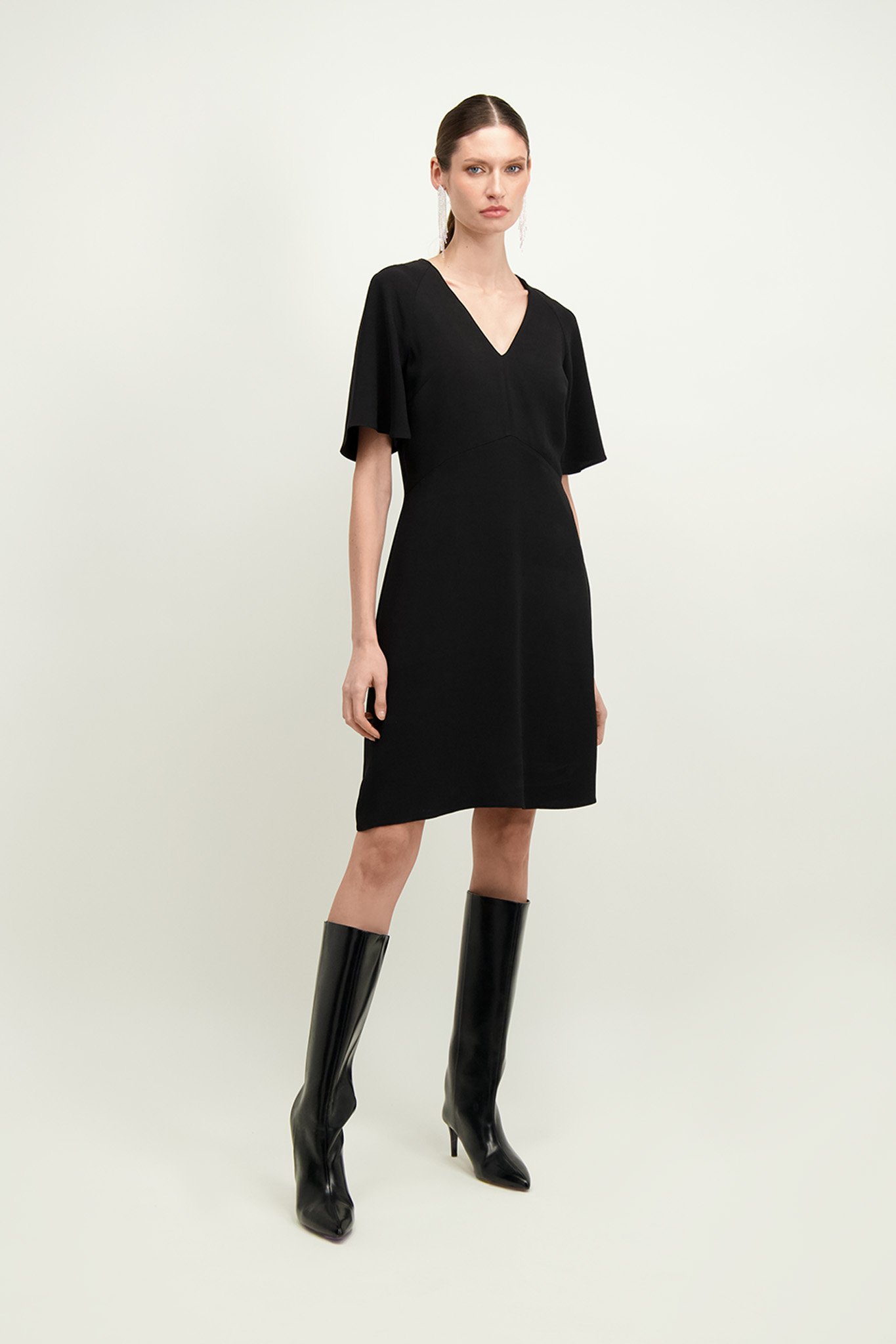 Czarna sukienka z dekoltem w serek 87158