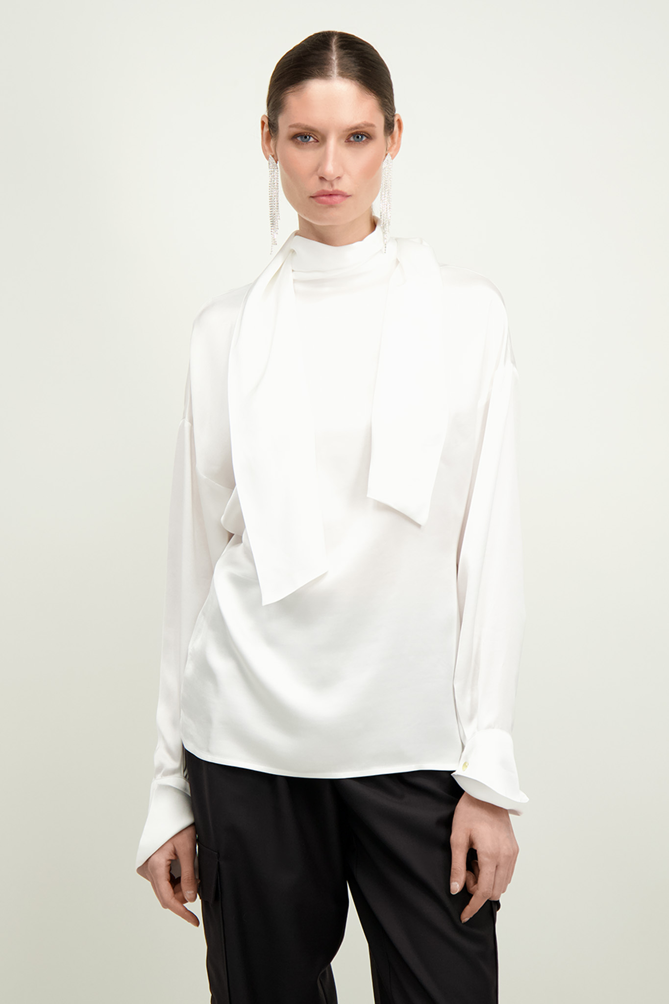 Biała damska bluzka z szarfą 87177