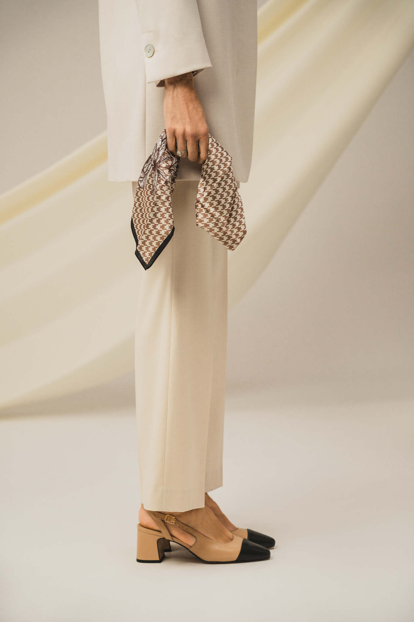 Brązowo-biała apaszka damska 87212