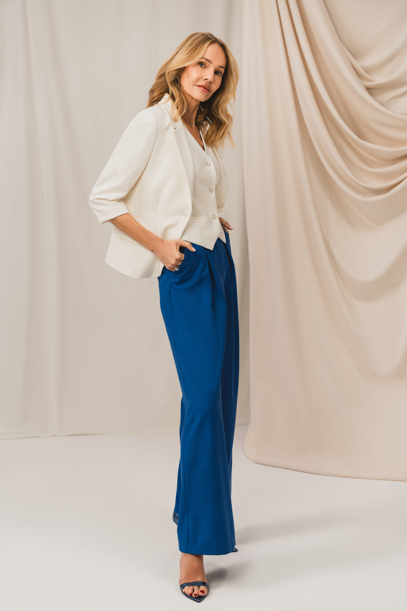 Kobaltowe spodnie damskie z szerokimi nogawkami 87309