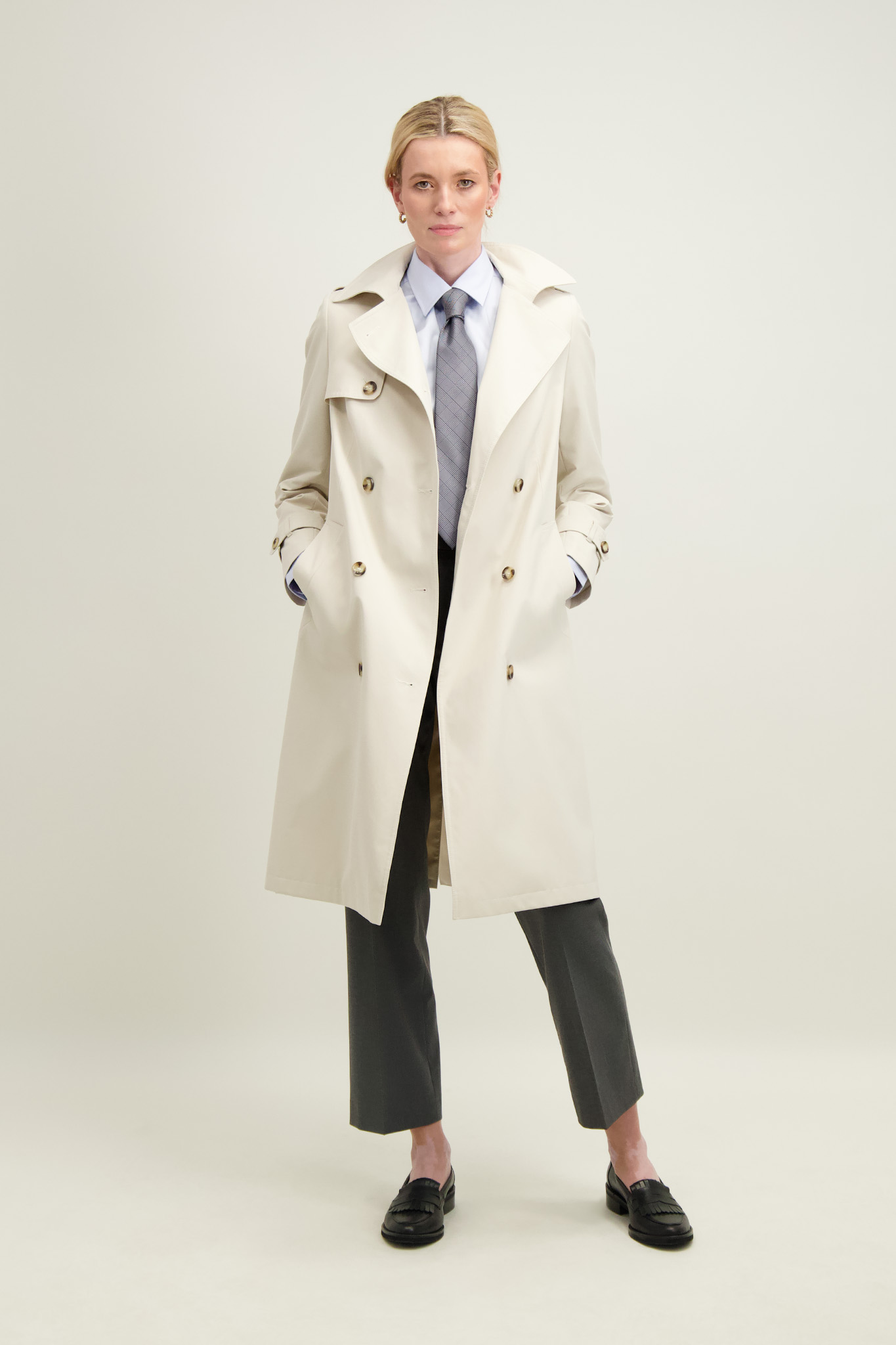 Klasyczny płaszcz damski w kolorze kredowym 87298