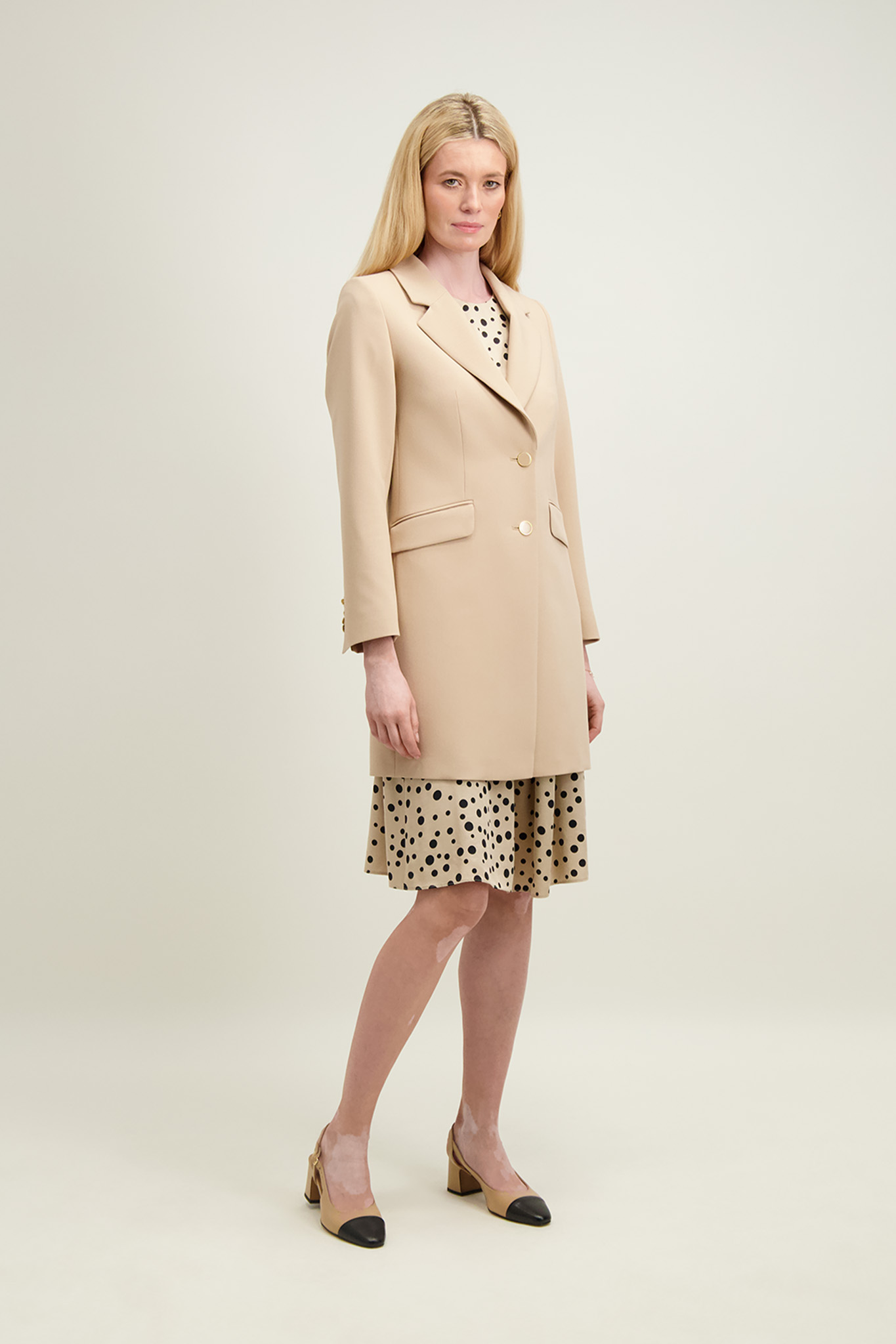 Elegancki beżowy płaszcz damski 87321