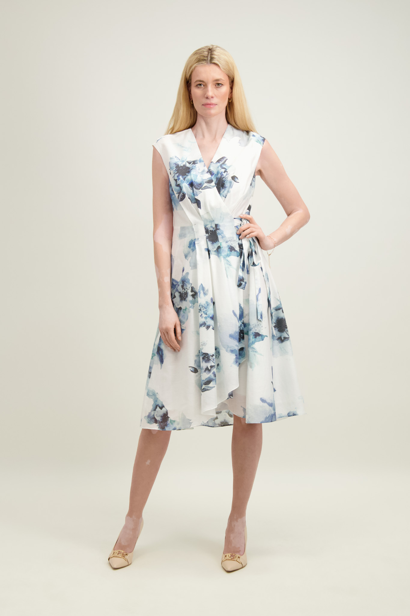 Biało-niebieska sukienka z lnem 87343