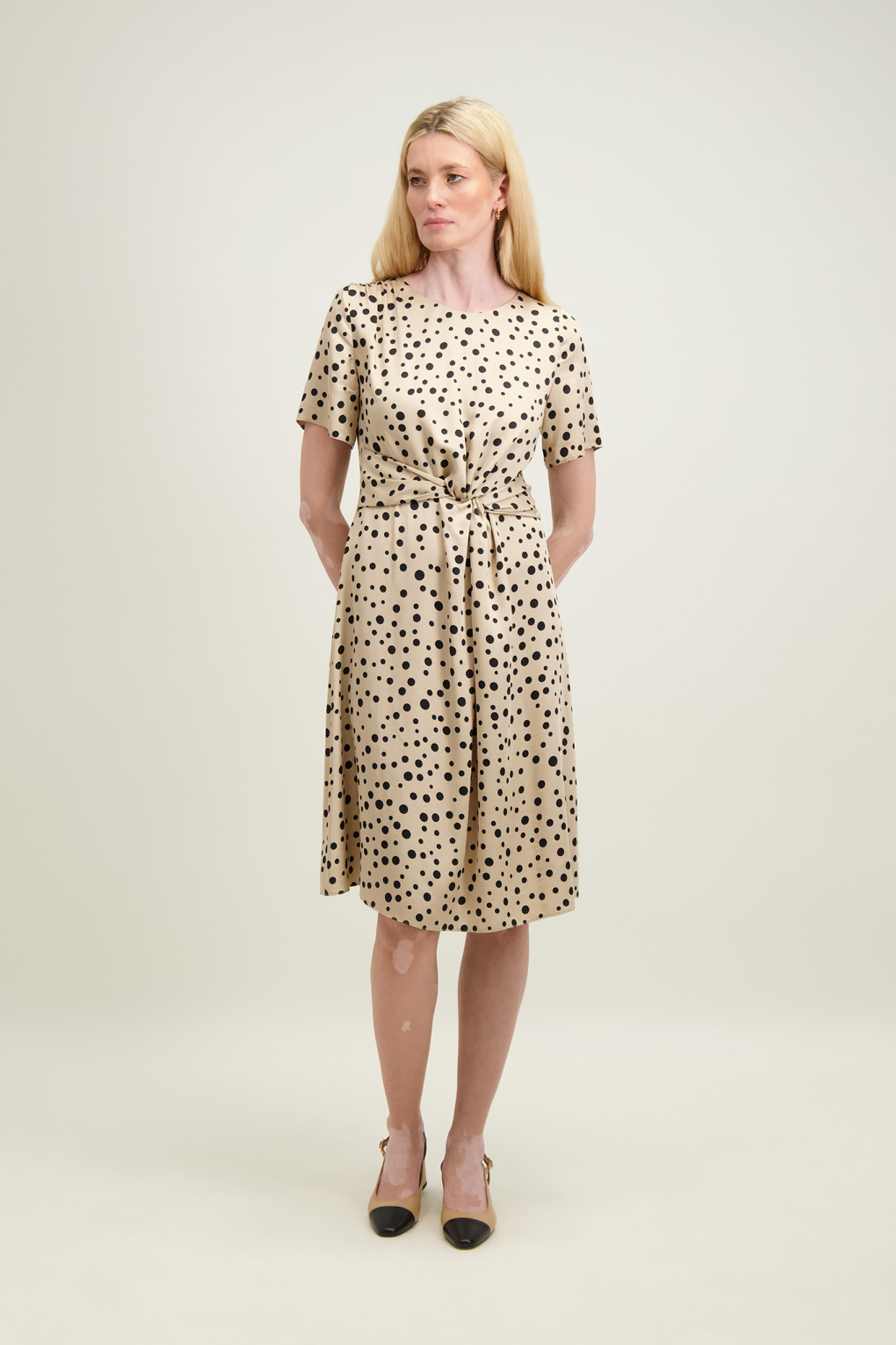 Beżowa sukienka damska 87353