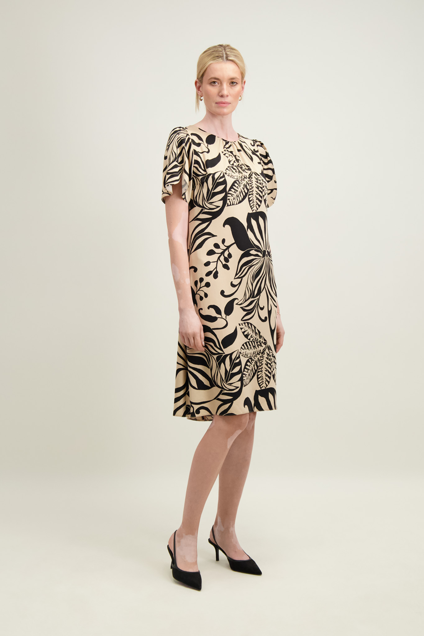 Beżowo-czarna sukienka damska 87357