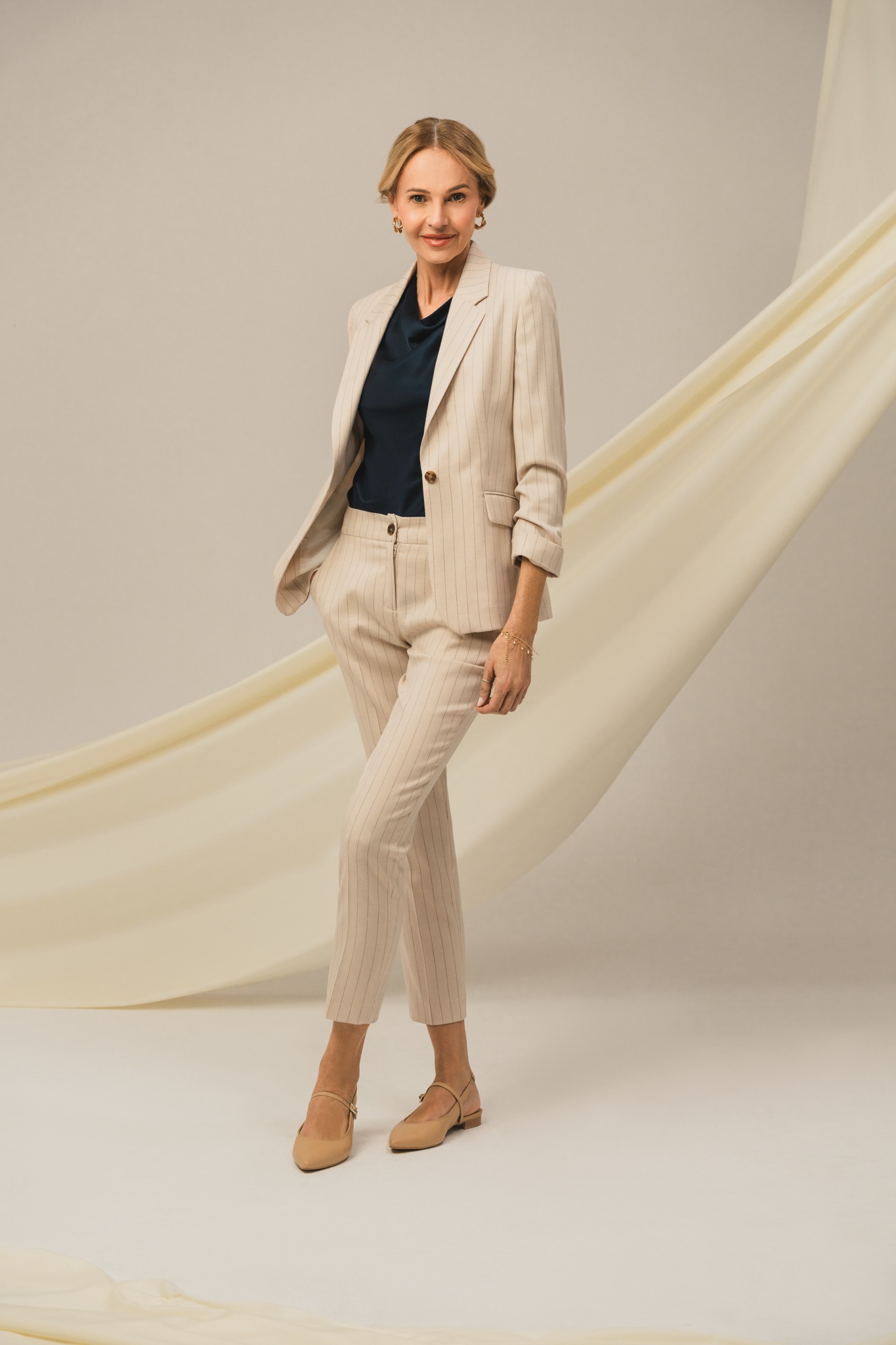 Beżowe spodnie damskie w prążek 87327