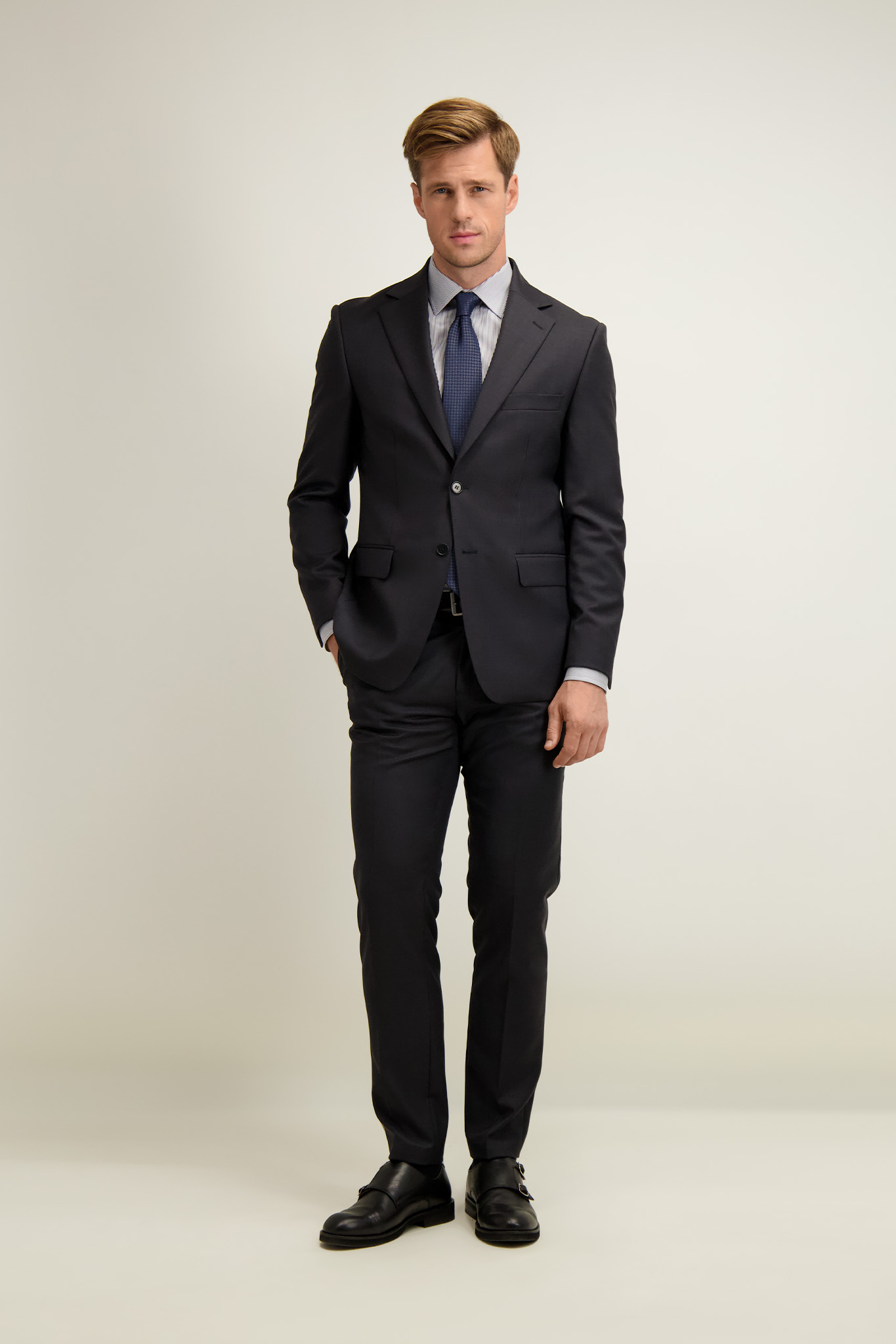 Grafitowy garnitur męski z wełną 35513