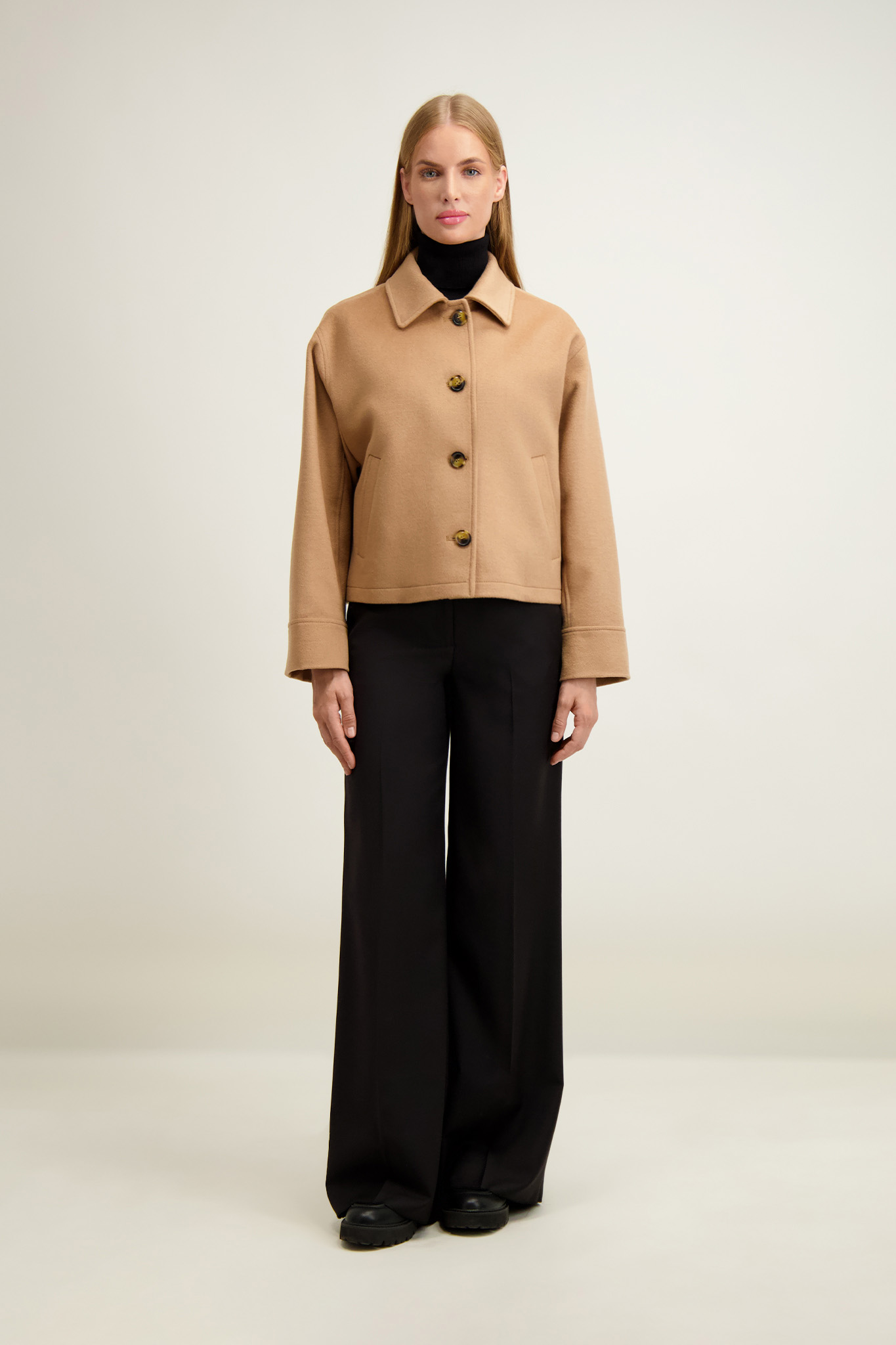 Kamelowa kurtka damska z wełną 87427