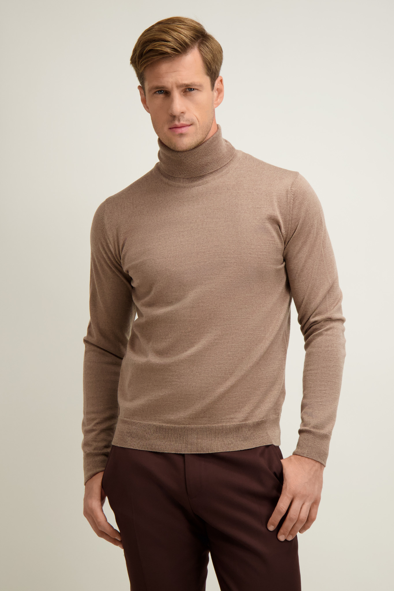 Golf męski z wełny merino w kolorze kamiennym 74354