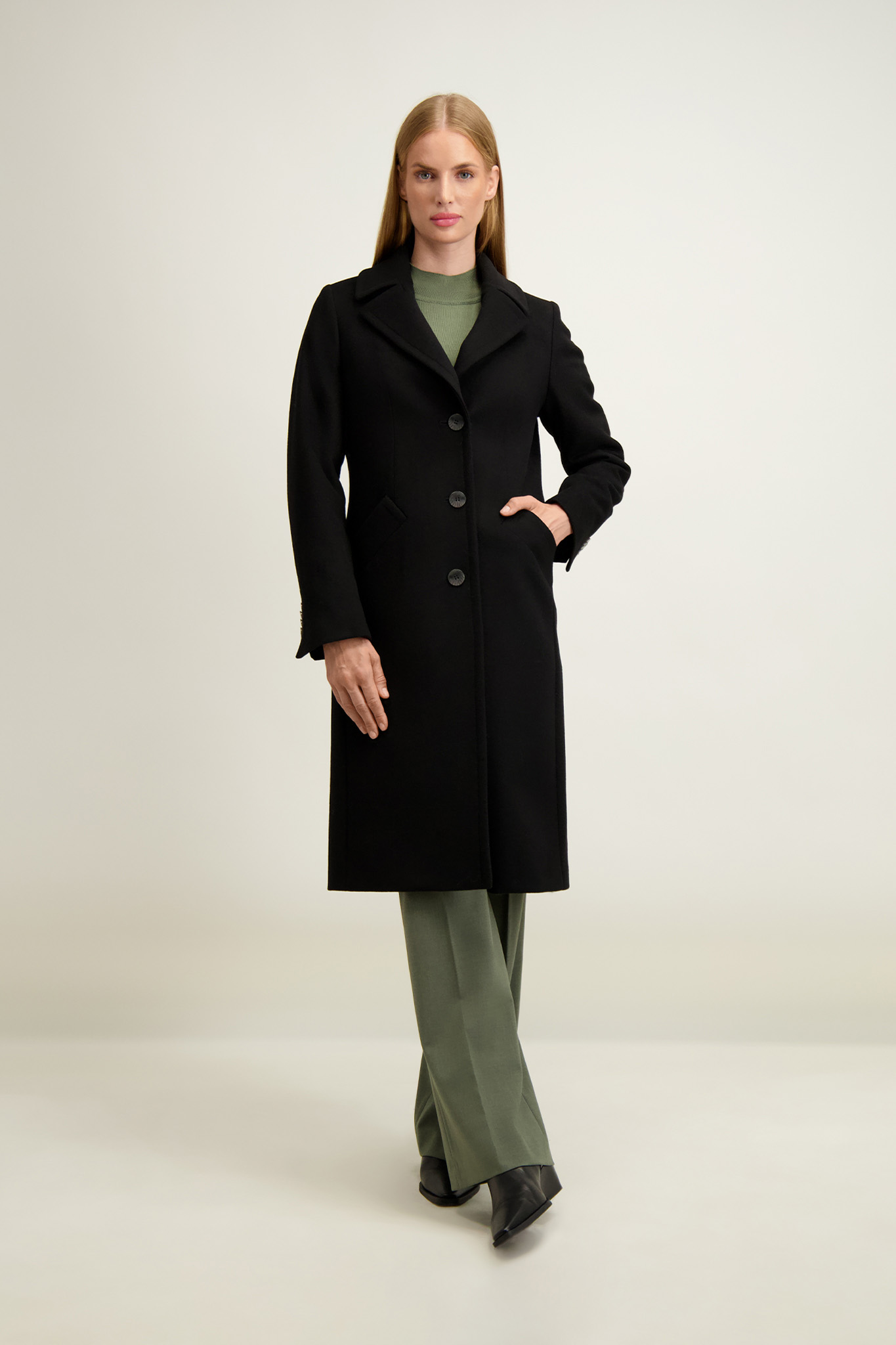 Czarny płaszcz damski z wełną 87420