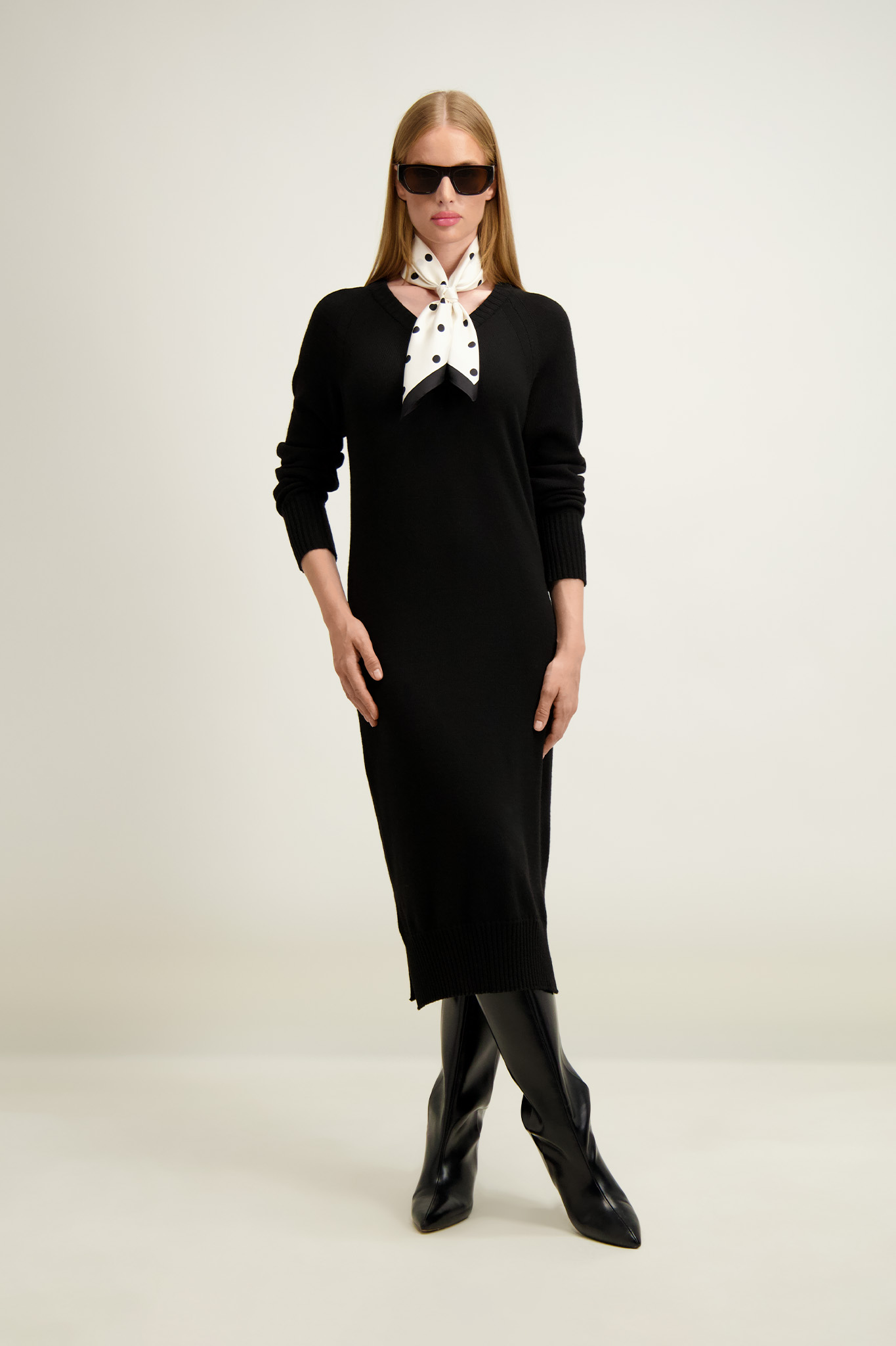 Czarna sukienka z wełną merino i kaszmirem 87449