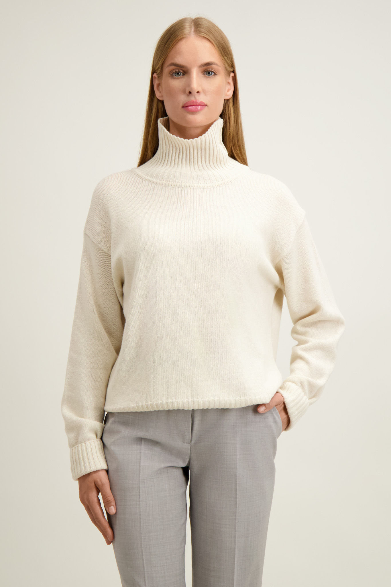 Beżowy golf damski z wełną merino 87448