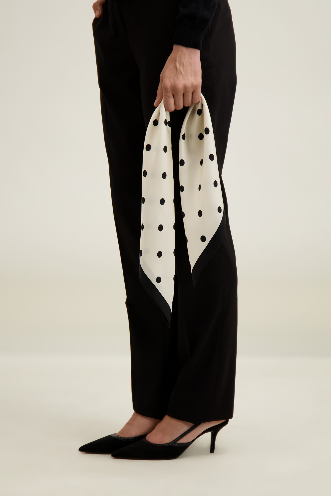 Czarno-beżowa apaszka damska 87537